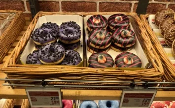 „Vždyť to na mě kouká!“ Donuty s okem vyděsily zákazníky Billy