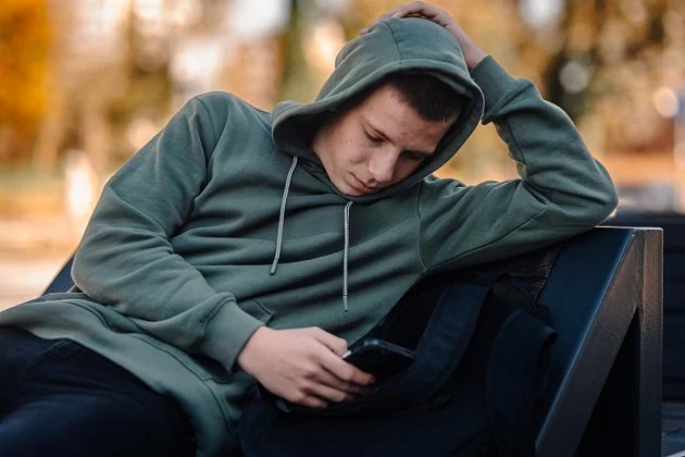 Na TikToku koluje nebezpečný trend. Lidé chtějí drsný vzhled, riskují ale zdraví