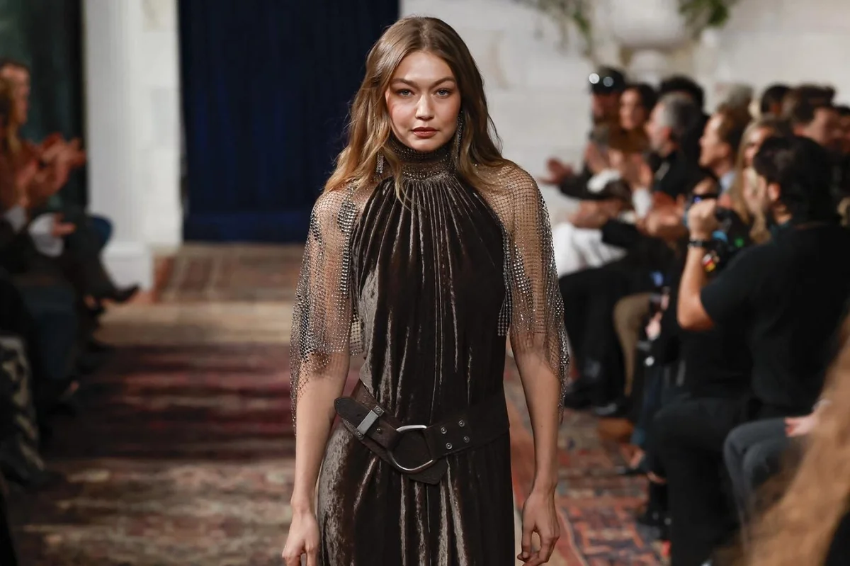 Romantická přehlídka Ralph Lauren pro podzim 2026. Takhle se budete chtít oblékat celý rok. Je to krása!