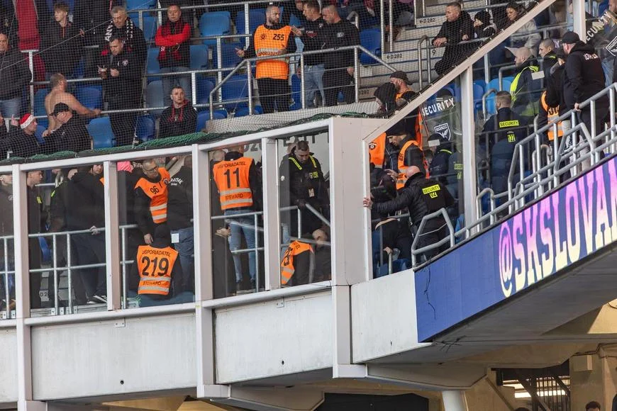 Bizár na Slovensku. Fanoušci Trnavy se poprali mezi sebou, jeden skončil bezvládně na zemi - Fotbal Aktualne.cz článek na Media24.cz