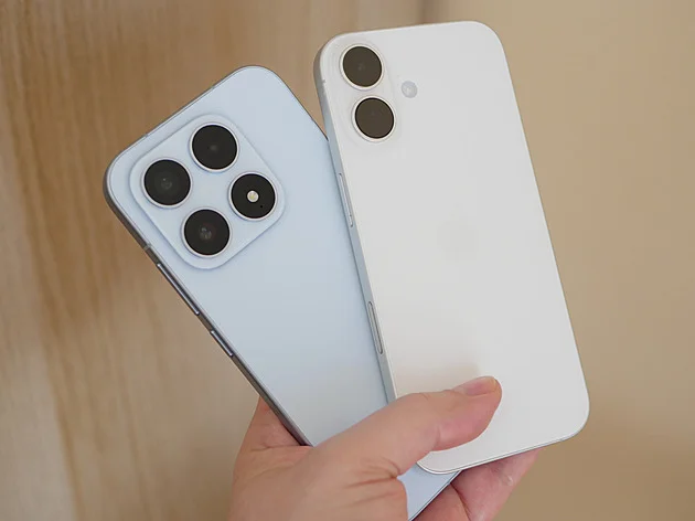 Má stejné číslo jako iPhone, malý displej a víc funkcí. Bude to stačit?