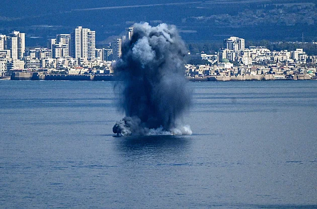 Ropa kvůli útokům na Írán prudce zdražuje, panují obavy o dodávky