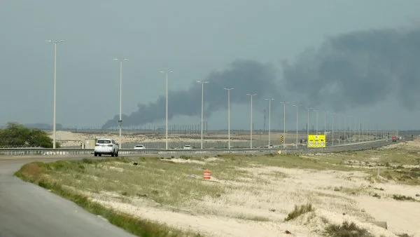 Trhy v zajetí krize na Blízkém východě: cena ropy výrazně vzrostla, skokově podražuje plyn, akcie ve výprodeji