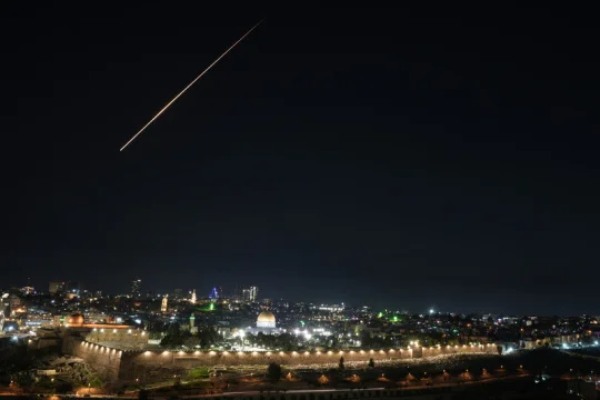 V Jeruzalémě zazněly výbuchy a sirény kvůli íránským raketám odpáleným na Izrael