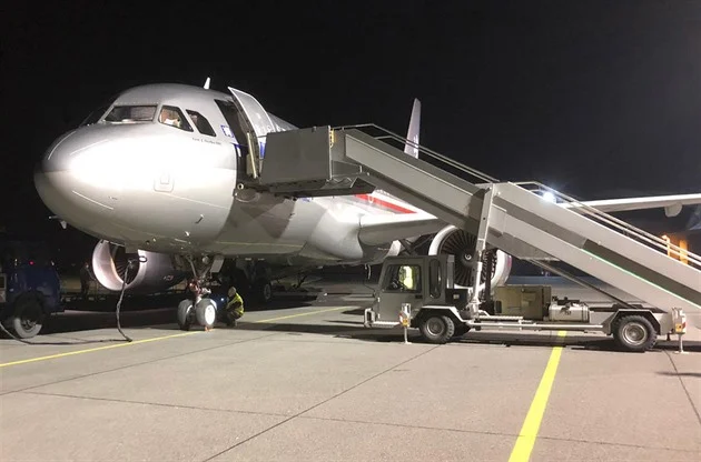 V Praze přistál první armádní speciál s Čechy, kteří uvázli na Blízkém východě