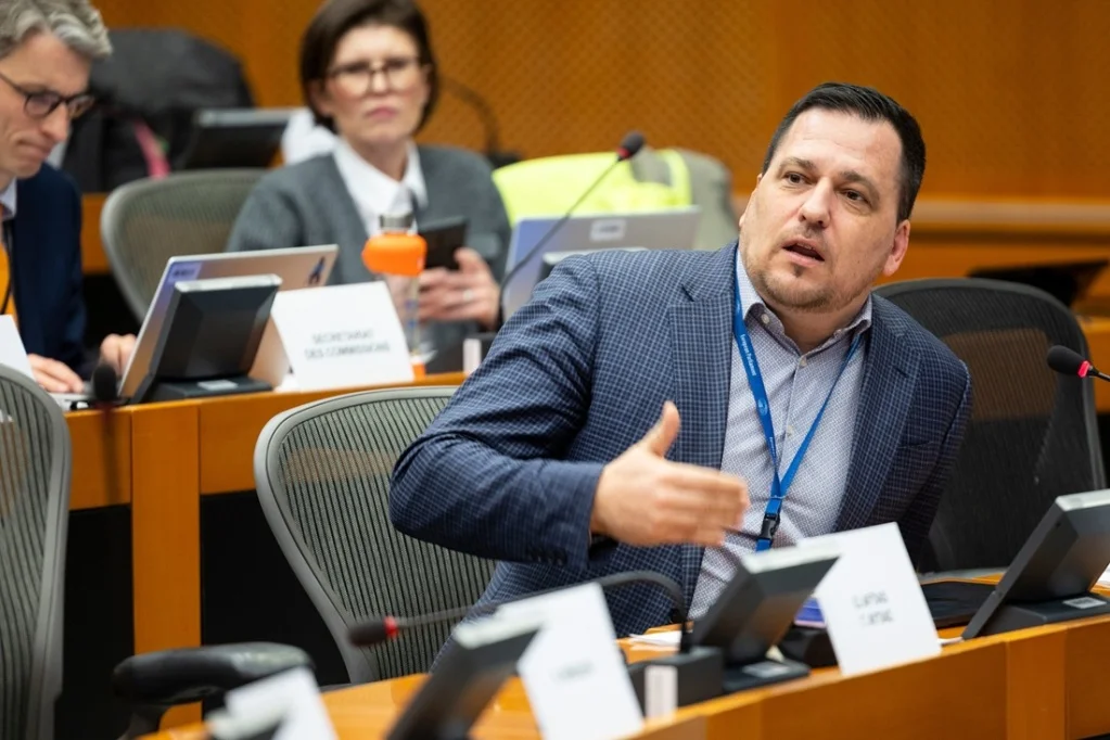 Zdechovský a Gregorová přispěli k zablokování plošného „šmírování“ zpráv