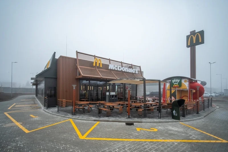 McDonald's míří do krajiny rybníků. Nová restaurace otevřela v Třeboni