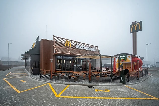 McDonald's míří do krajiny rybníků. Nová restaurace otevřela v Třeboni