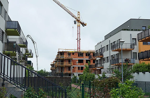 Nepřijatelná politizace. Proč do diskuse o bytových problémech zavádět politický rozměr?!