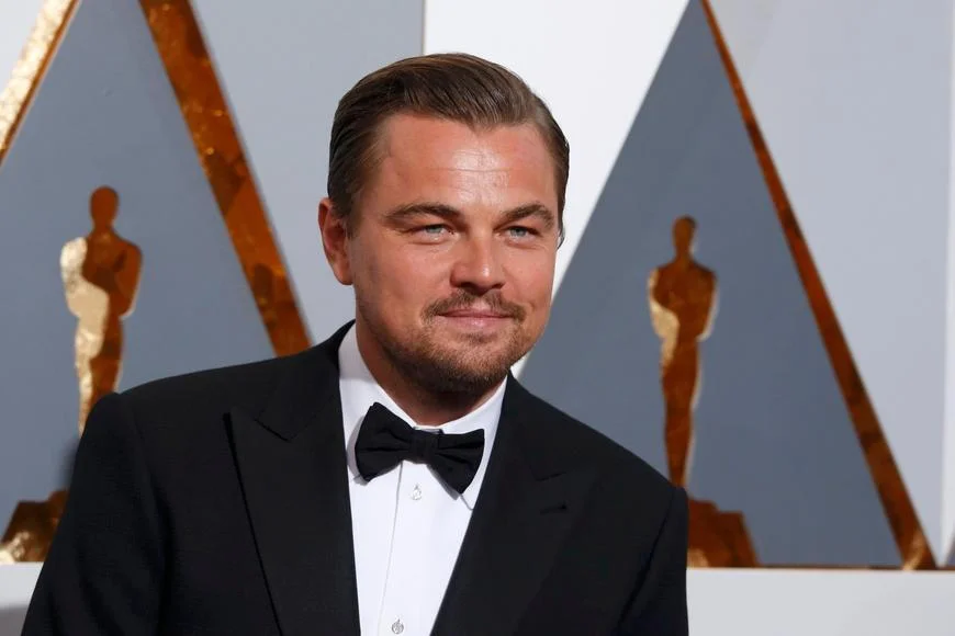 DiCaprio natáčí se Scorcesem film na zámku Ratboř u Kolína. Štáb zabral místní hřiště - Kultura Aktualne.cz článek na Media24.cz