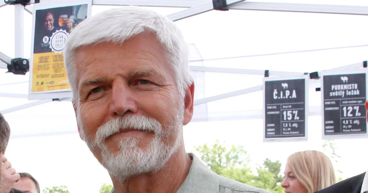 Petr Pavel schytal kritiku kvůli lyžovačce v Alpách. „Frajer si jezdí na dovču každou chvíli,“ tvrdí někteří. Rýpnul si i člen KSČM Komínek