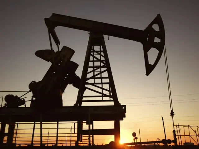 Ropa kvůli Hormuzskému průlivu citelně zdražuje. Brent je nad 90 dolarů za barel