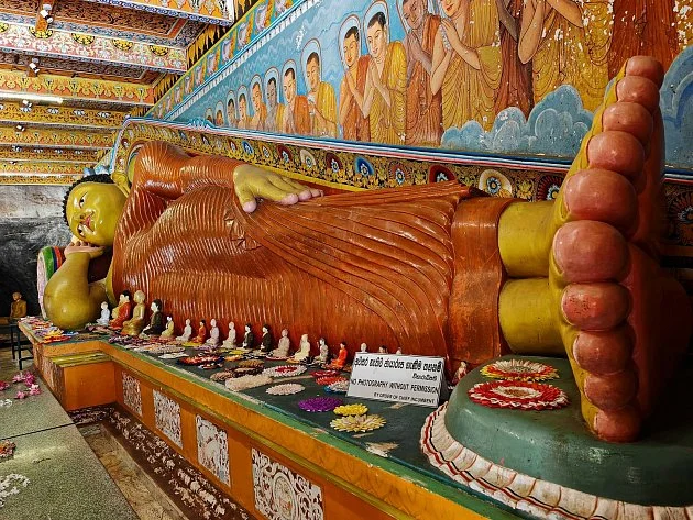 Putování po Srí Lance: Úchvatné chrámy i lidé, kteří na háčcích visí za kůži