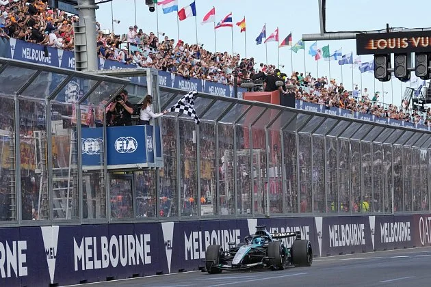 Úvodní závod F1 v Austrálii ovládly mercedesy. Vyhrál Russell před Antonellim