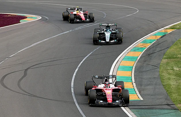 Loni bojoval o titul, teď začal propadákem. Piastri rozmlátil auto už před startem