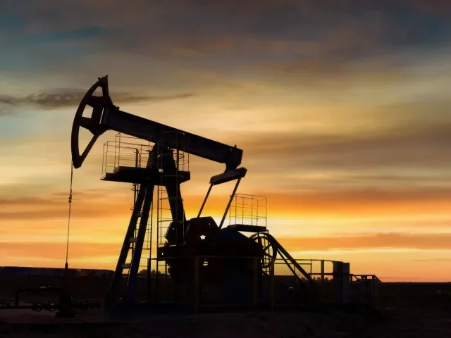 Cena ropy kvůli válce s Íránem prudce stoupá, už přesáhla 100 dolarů za barel