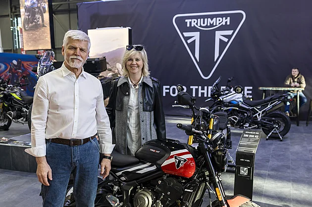 Nová motorka pro první dámu. Eva Pavlová osedlá přívětivého naháče