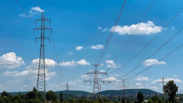Chcete zmírnit dopady války na Blízkém východě? Snižujte daně z energií, doporučuje vládám eurokomisař