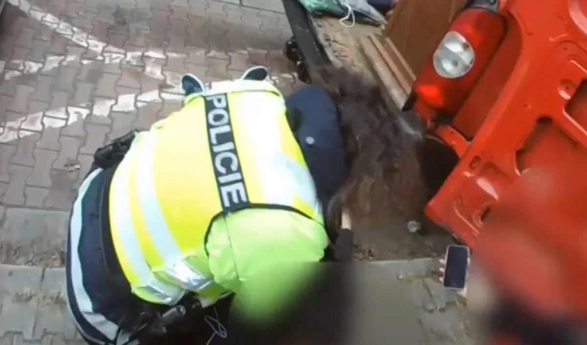 Dopravní policisté pomáhali v Kolíně resuscitovat muže, který zkolaboval na ulici