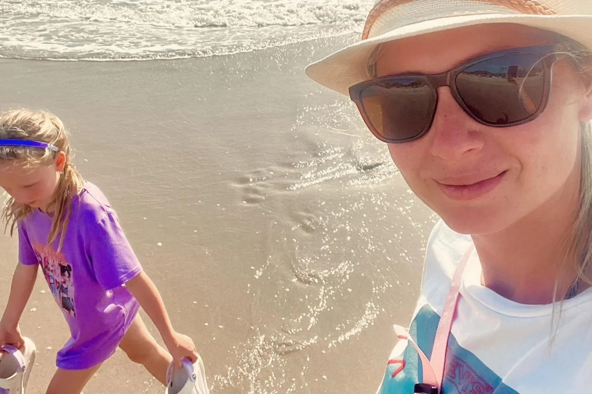 Češka uvízla s dcerou v Thajsku. Místo matiky počítá holčička manga na trhu. Máma zatím čte o raketách