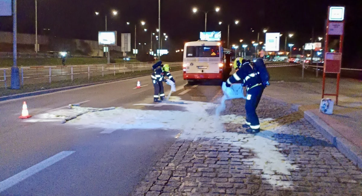 U zastávky MHD v pražském Braníku došlo k rozlití kanystru s kyselinou chlorovodíkovou. Tři podnikoví hasiči skončili v péči záchranářů - TydenikPolicie.cz článek na Media24.cz