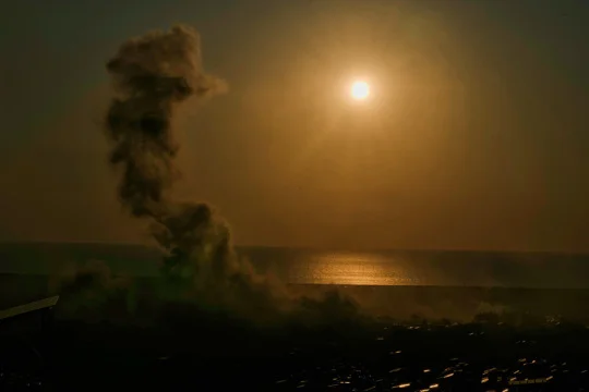 Z Blízkého východu jsou hlášeny další útoky Izraele a Íránu