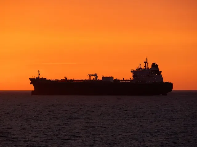 Ropa znovu atakuje 100 dolarů za barel. Írán hrozí, ať se připravíme i na dvojnásobek