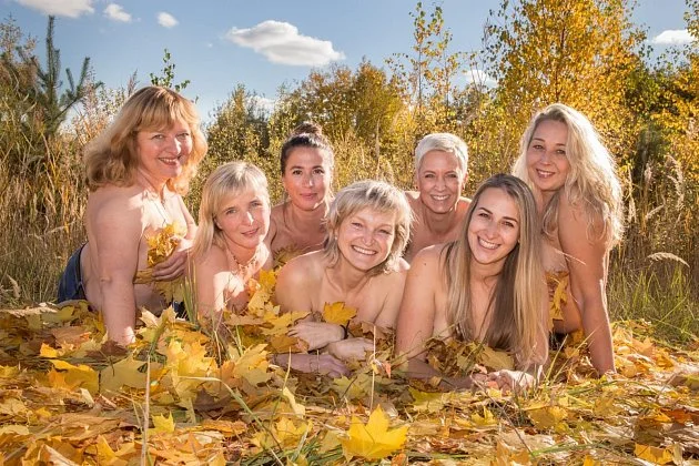 Hasičky si focení odváženého kalendáře na podporu nemocných s ALS užívaly