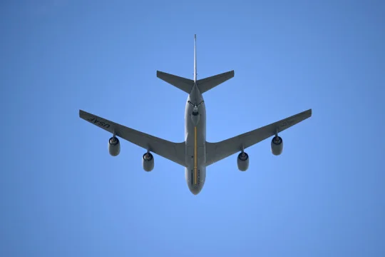 Íránský úder podle WSJ poškodil pět amerických letounů, Trump škody zlehčuje