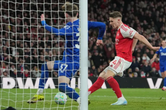 Arsenal dvěma góly v závěru zdolal Everton a vede neúplnou tabulku o 10 bodů
