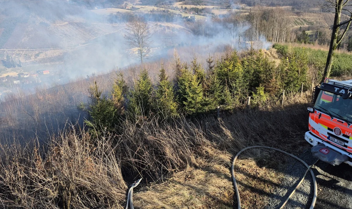 Kvůli požáru lesa na Kroměřížsku vyhlásili hasiči III. stupeň požárního poplachu