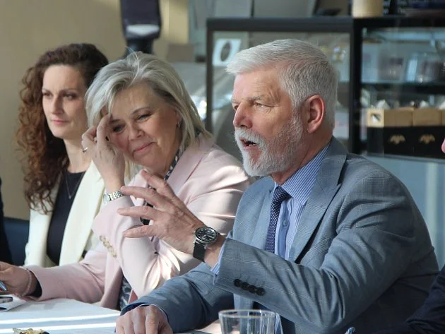 Prezident Pavel v Mladé Boleslavi: debatoval o parkování a usedl do sporťáku