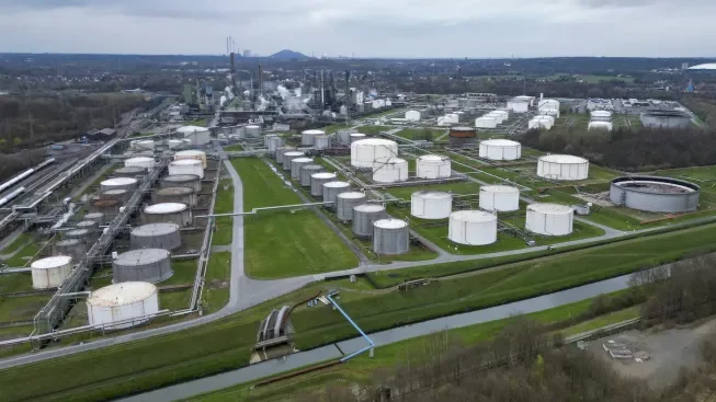 Ropa dál zdražuje kvůli situaci na Blízkém východě, Brent se dostal nad 114 USD