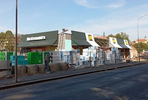 Stavba Mekáče ve Slaném míří do finiše. První hamburgery okusí zákazníci zjara