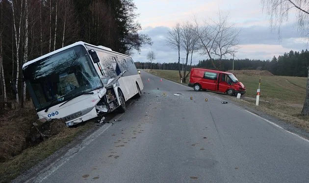 Dramatická nehoda na Žďársku: řidič se třemi promile narazil do autobusu