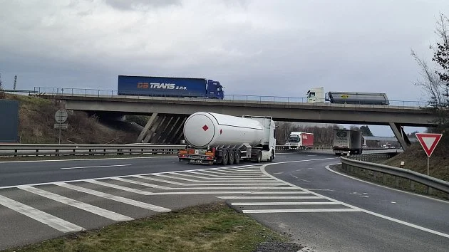 Most u Jiren půjde k zemi, kvůli demolici silničáři zcela uzavřou dálnici D11