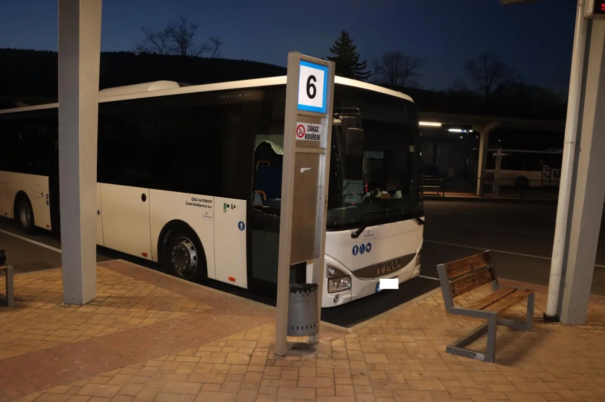 Na autobusovém nádraží v Prachaticích řádil neznámý vandal - Krimi TydenikPolicie.cz článek na Media24.cz
