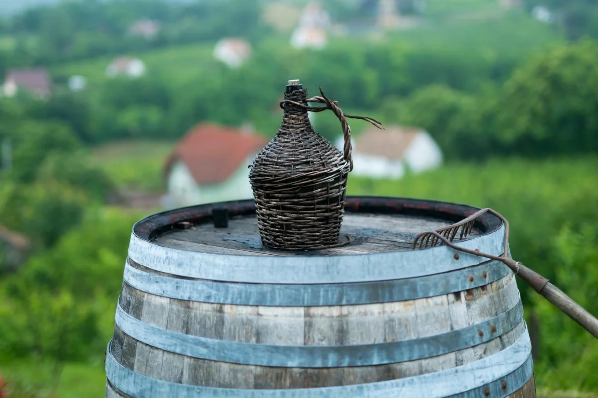 Demižon má 3 životy: Vinařův parťák, dekoratérův pomocník a zlatý důl pro sběratele. Nemáte ho ve sklepě?