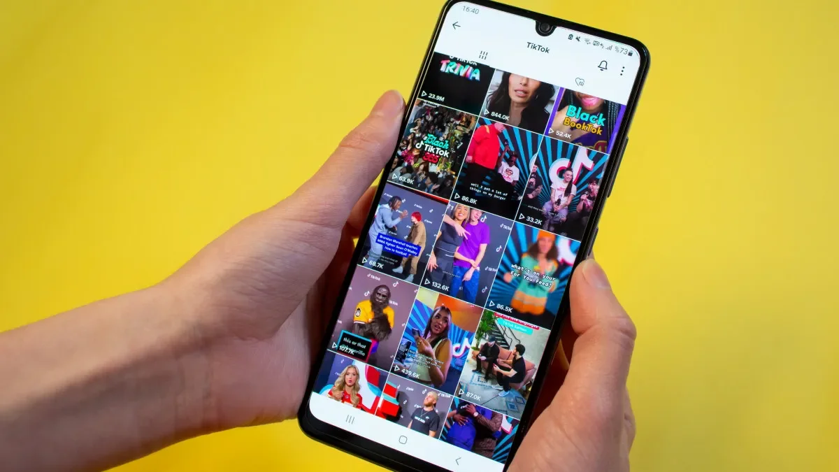 AI obsah zaplavuje sítě: TikTok vede v šíření dezinformací