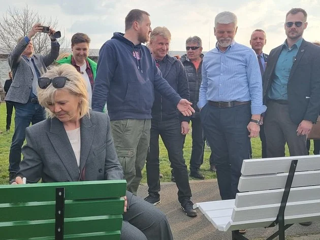 V Chorušicích mají pamětní lavičky s podpisy prezidenta Pavla a první dámy