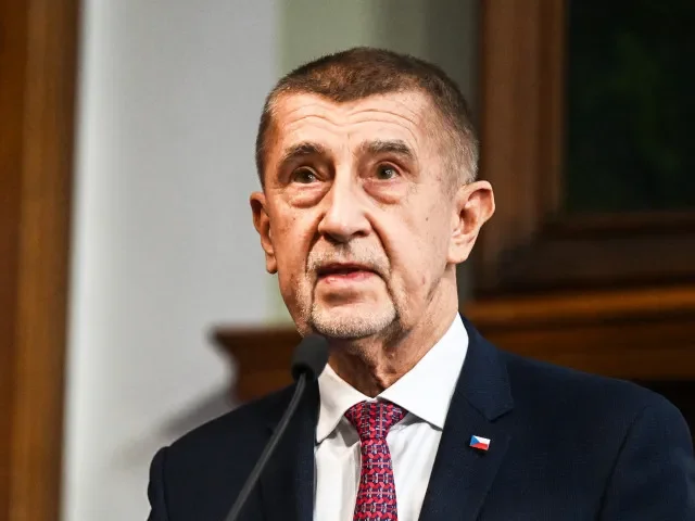 Babiš vyzval firmy k lepšímu zabezpečení areálů, kvůli požáru v Pardubicích zasedala Bezpečnostní rada státu