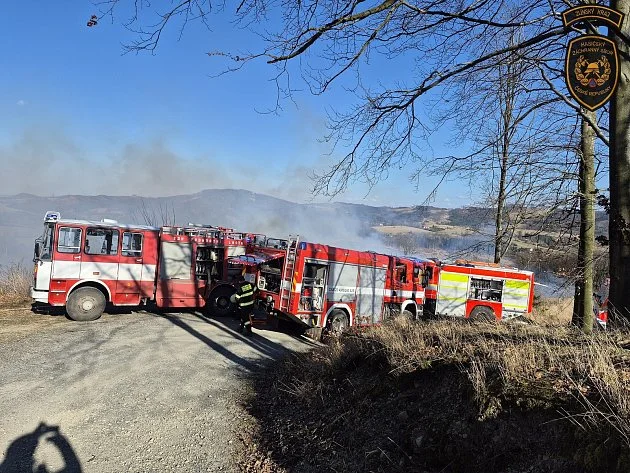 Náročný zásah v Rajnochovicích: Hasiči bojovali s ohněm i silným větrem
