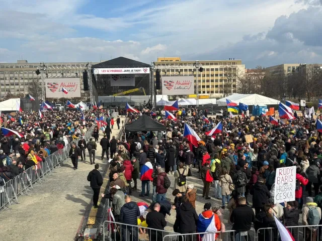 Na pražské Letné začíná shromáždění Milionu chvilek, vystoupit má Svěrák či Langerová