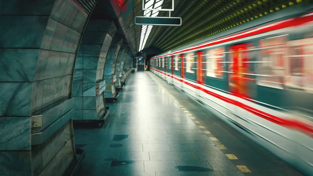 Stanice Českomoravská se vrací do provozu, oprava trvala 439 dní