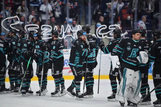 Hokejisté Karlových Varů ovládli i druhý čtvrtfinálový zápas v Liberci