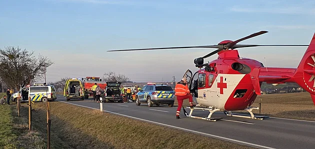 Silnici na Benešovsku uzavřel čelní střet dvou aut, řidič byl opilý