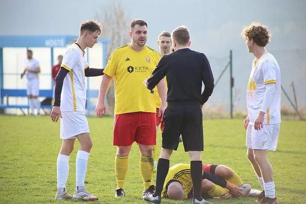 OBRAZEM: Červená karta i oslava s fanoušky. Louky ve šlágru porazily Jaroslavice