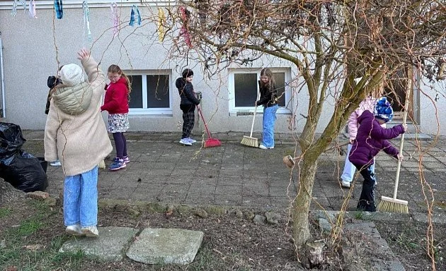 Základní škola SNP právě otevírá vlastní komunitní zahradu Vrátka k (vě)dění