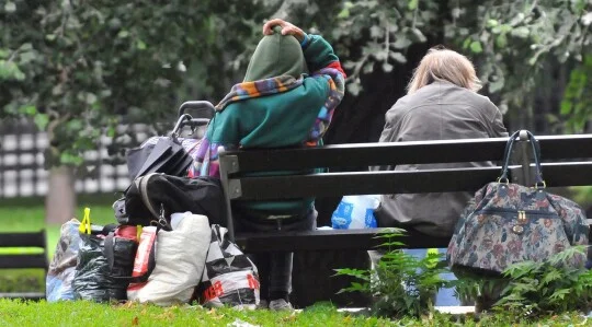 Vědci v ČR provedli jako druzí na světě pokus, dali lidem bez domova 100.000 Kč