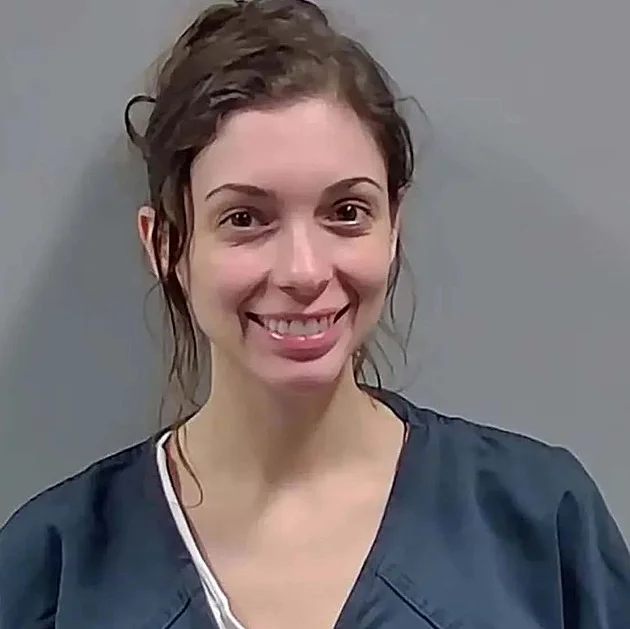 Na Floridě zadrželi ženu močící na nábytek v Airbnb. Točila si to pro Onlyfans - Krimi iDnes.cz článek na Media24.cz